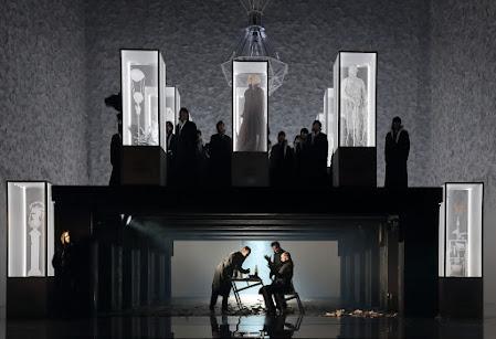 Stefano Poda met en scène les Contes d'Hoffmann au Theater-am-Gärtnerplatz de Munich