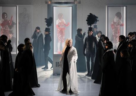 Stefano Poda met en scène les Contes d'Hoffmann au Theater-am-Gärtnerplatz de Munich