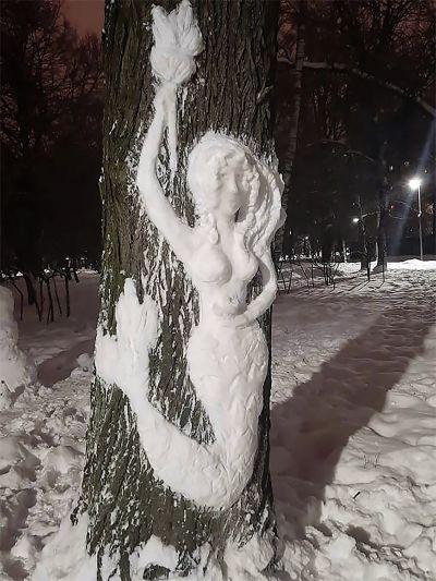 Sculptures neige sur troncs d'arbres