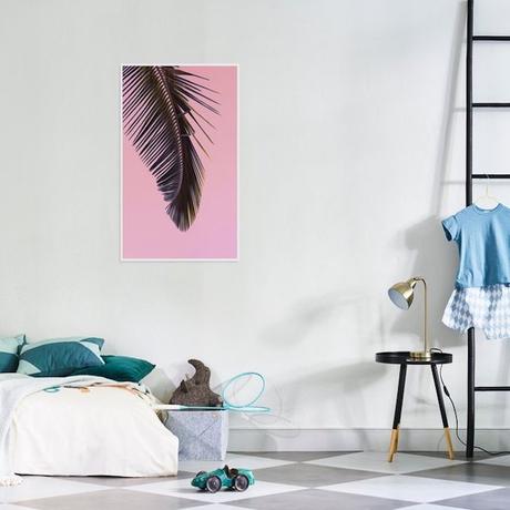 chambre spacieuse blanche tableau rose palmier echelle bois fonce sol damier gris