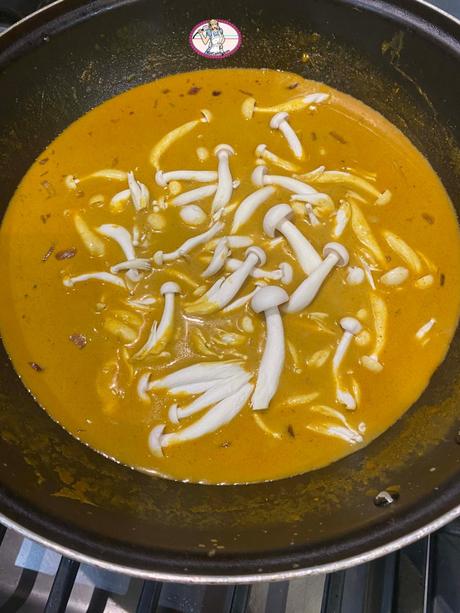 Soupe de nouilles thaïlandaise au curry rouge à ma façon