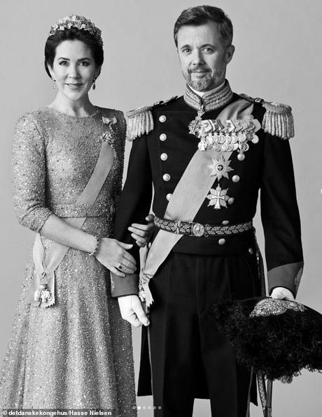 Un éclat suintant, la mère de quatre enfants (photographiée avec son mari), qui aura 50 ans le 5 février, a associé son ensemble scintillant – orné de pierres précieuses argentées, roses et blanches – à une ceinture bleu vif