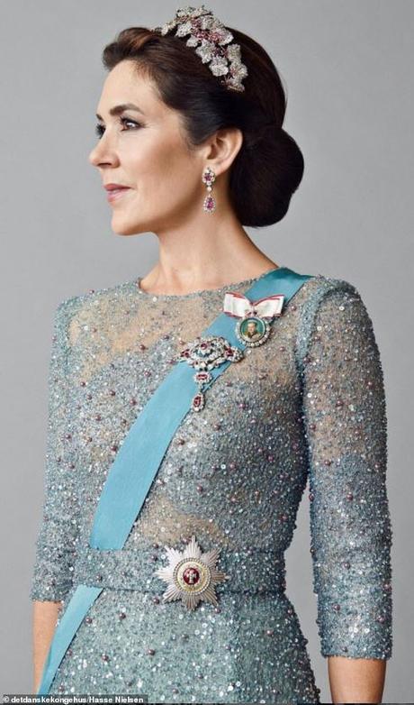 La princesse d'origine australienne (photo) a enfilé une robe longue scintillante pour l'occasion, avec une taille cintrée pour mettre en valeur sa silhouette svelte et une jupe gonflée