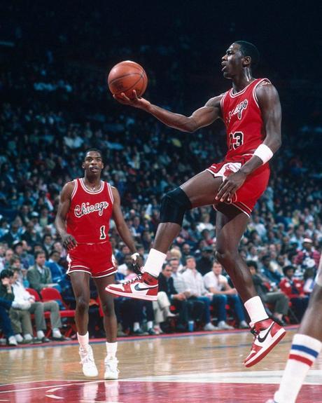 Illustration de Michael Jordan jouant au basket avec une paire de Air Jordan Michael Jordan portant une paire de Air Jordan 1 modèle Chicago