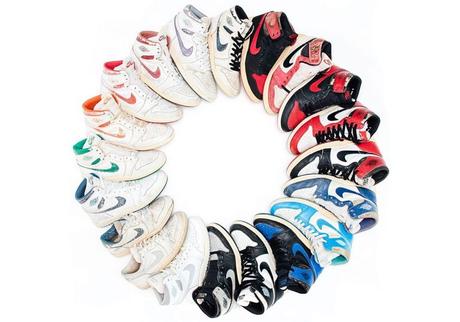 Illustration des baskets Air Jordan 1 lancées en 1985 disposées en cercle Ensemble des coloris différents des baskets Nike Air Jordan lancées en 1985, issus de la collaboration entre Nike et le basketteur Michael Jordan.