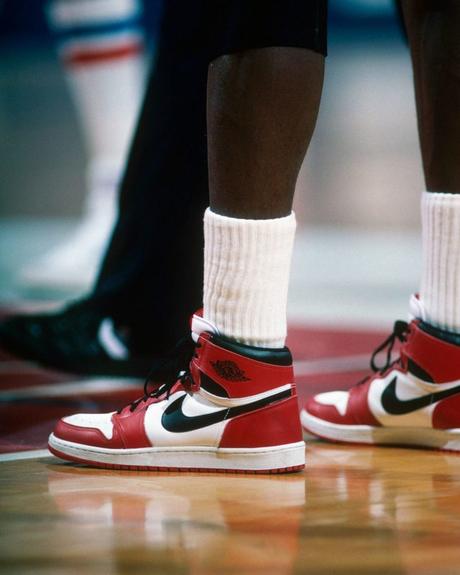 Zoom sur une paire de Air Jordan 1 Chicago portées par Michael Jordan Une paire de Air Jordan 1 Chicago aux pieds de Michael Jordan sur un court