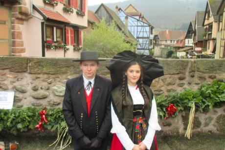 Costumes alsaciens à Kaysersberg © Arnaud 25 - licence [CC BY-SA 4.0] from Wikimedia Commons