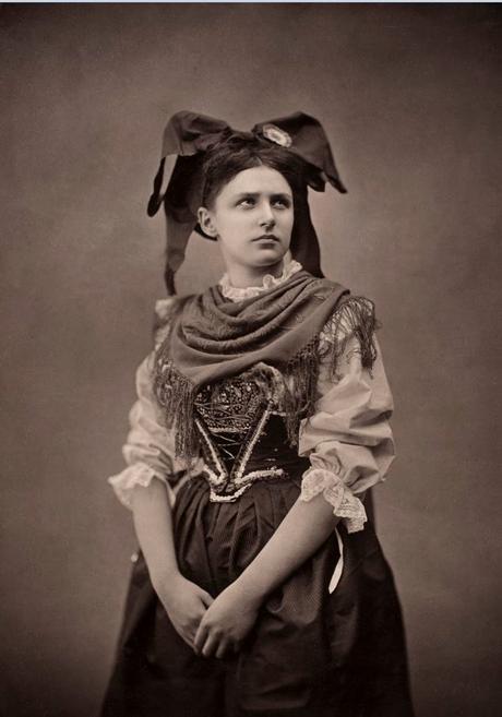 L'Alsacienne, photographie par Adolphe Braun en 1871. Photo domaine public via Wikimedia Commons