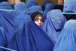 Jeune fille au milieu-femmes afghanes Djalalabad 2017