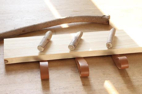 fabriquer une patère diy bois cuir pour petite entrée