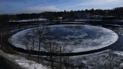 Depuis quelques années, un phénomène étrange et récurrent survient sur le fleuve Presumpscot dans le Maine : la formation d'un gigantesque disque de glace rotatif de près de 100m de diamètre