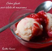 Crème glacée aux éclats de macarons et son coulis de fraises