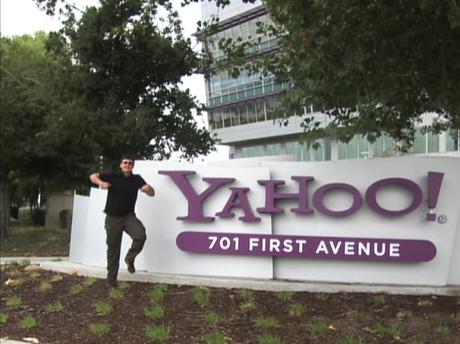 Matt Harding dances at Yahoo! par Yodel Anecdotal