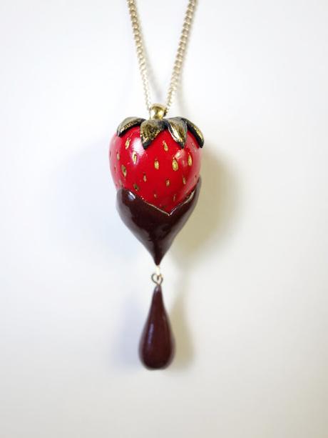 Collier fraise chocolat cadeau femme enceinte La Fille du Consul chocolate dipped strawberry necklace