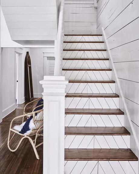 Tendance déco : l’escalier blanc deco lumineuse bois blanc papier peint minimaliste géométrique