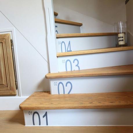 Tendance déco : l’escalier blanc autocollant personnalisation compteur contremarche décorative marche