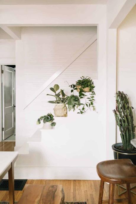 salon naturel parquet table chaise bois panier osier plantes vertes