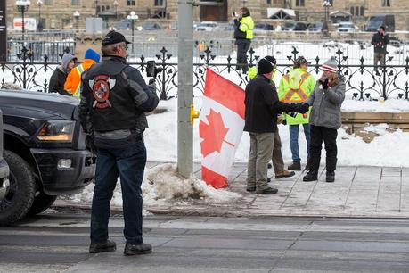 Accidents Se Magasinant des Coins de Rues Accidents Se Magasinant des Coins de Rues