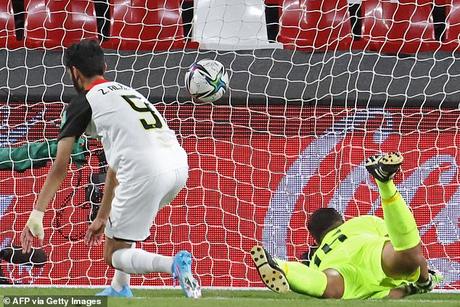 La nouvelle technologie de la FIFA a exclu son premier objectif alors qu’elle se prépare à être lancée à la Coupe du monde au Qatar L'attaquant d'Al-Jazira Zaid al-Ameri n'a marqué que pour le nouveau système de suivi VAR pour l'exclure