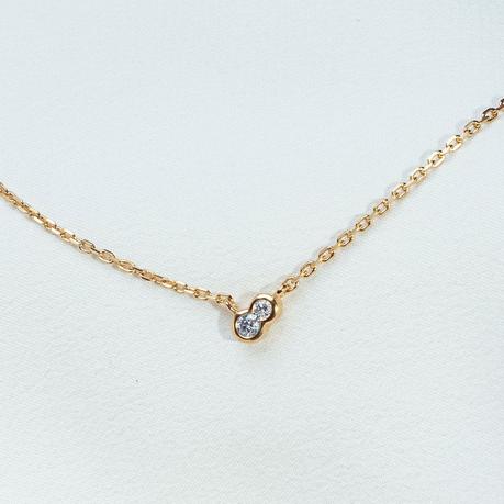 Collier Constellation de la maison joaillière Calabrune, composée de deux diamants montée sur une chaine en vermeil.