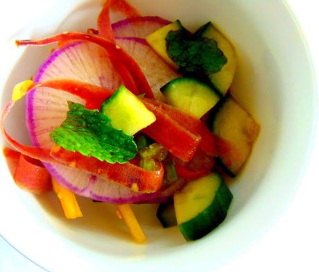 Salade de daïkon, carotte et concombre; une autre salade d'hiver d'ici
