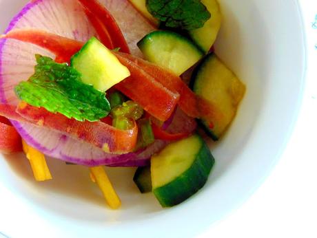 Salade de daïkon, carotte et concombre; une autre salade d'hiver d'ici