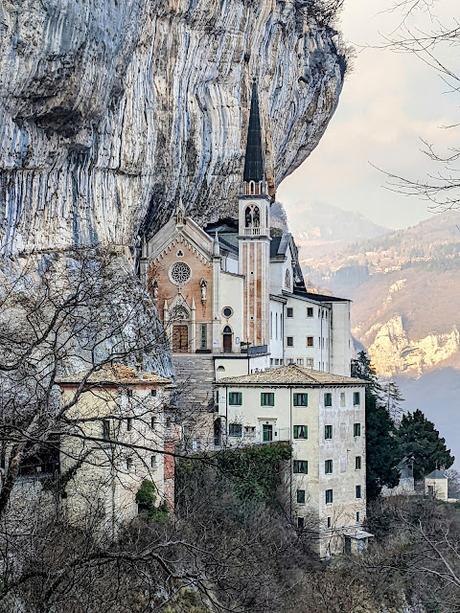 Spiazzi (Montebaldo)— Sanctuaire de la Madonne de la couronne /  Wallfahrtskirche della Corona — 24 Bilder / 24 photos