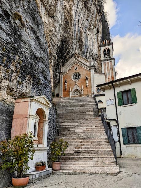 Spiazzi (Montebaldo)— Sanctuaire de la Madonne de la couronne /  Wallfahrtskirche della Corona — 24 Bilder / 24 photos