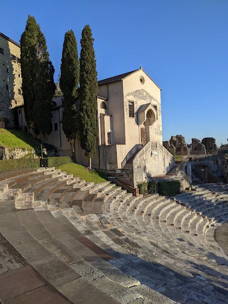 Théâtre romain et musée archéologique à Vérone — 16 pics — Römisches Theater und Archäologisches Museum in Verona