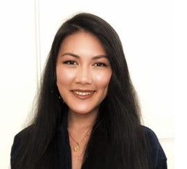 Monali Mirel Chuatico, une femme aux longs cheveux noirs, sourit dans un headshot.