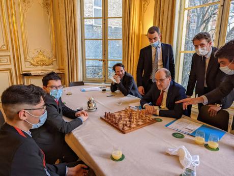 Le Premier Ministre Jean Castex reçoit deux champions d'échecs français à Matignon