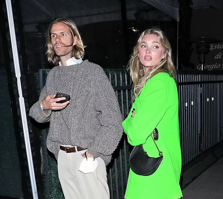 Elsa Hosk fait tourner les têtes en portant un blazer vert fluo