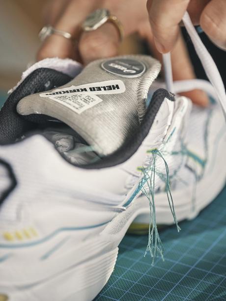 ASICS confie 30 GEL-1090 à Helen Kirkum