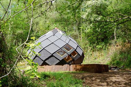 Cabane dans la forêt illustrant une nuit insolite à deux Coffret cadeau Nuit insolite à Cussac, pour une nuit dans la nature