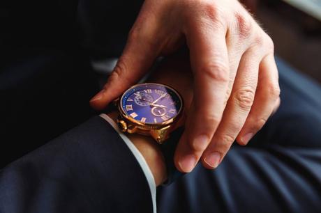 Comment porter votre montre avec style ? Homme portant une montre dorée au cadran bleu