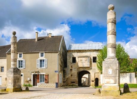 Les colonnes et la porte fortifiée de Nuits © Myrabella - licence [CC BY-SA 4.0] from Wikimedia Commons