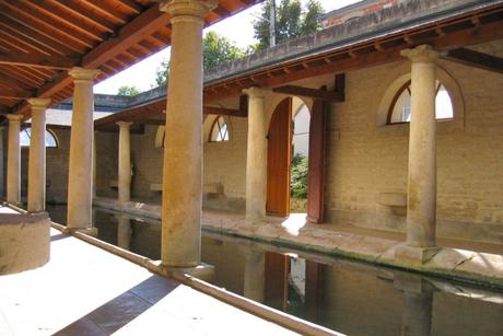 Le lavoir d'Ancy-le-Franc © PiJACHRETIEN - licence [CC BY-SA 4.0] from Wikimedia Commons