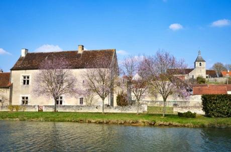 Le village de Saint Vinnemer au bord du canal de Bourgogne © Pline - licence [CC BY-SA 3.0] from Wikimedia Commons