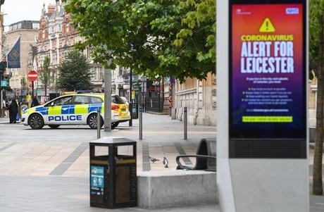 Une voiture de police traverse le centre de Leicester