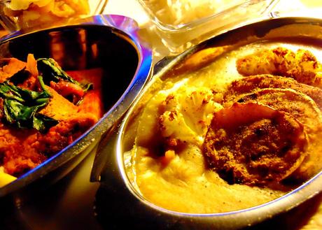 { Presque un } Thali composé de dahl avec pommes de terre et chou fleur, de chou, et de tofu