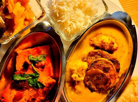 { Presque un } Thali composé de dahl avec pommes de terre et chou fleur, de chou, et de tofu