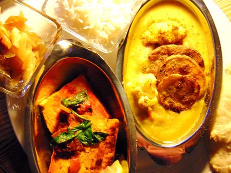 { Presque un } Thali composé de dahl avec pommes de terre et chou fleur, de chou, et de tofu