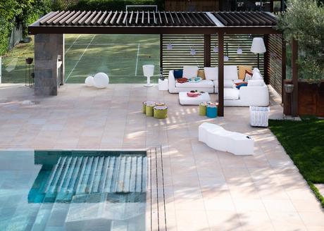 La pergola comme abri proche piscine : solution ultra design adaptée pour créer ombre et ventilation