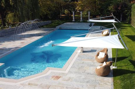 Installation d’une voile d’ombrage proche piscine : l’alternative ultra design au parasol offrant grande dimension et robustesse