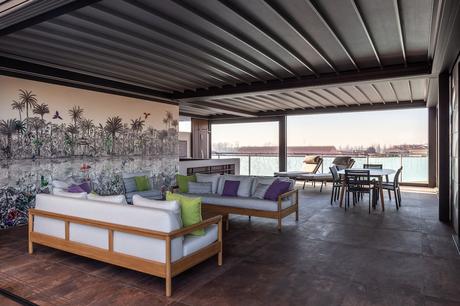Découvrez la création d’un toit-terrasse grâce à une couverture pergola en 3 modules pour créer un nouvel espace multifonctionnel modulable, lumineux et protégé toute l’année