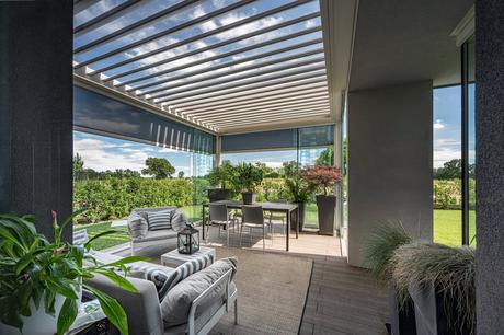 La pergola comme alternative à la veranda pour votre extension de maison lumineuse pour votre salon semi extérieur