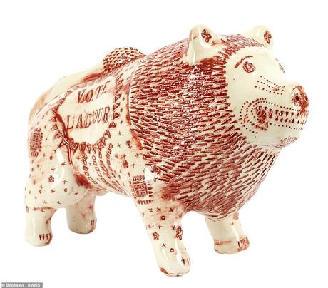 Une figurine en terre cuite émaillée ressemblant à un lion avec «Vote Labour» sur le côté, fabriquée par Grayson Perry, est estimée entre 15 000 et 25 000 £.