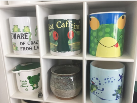 Son ex-mari détestait sa collection de mugs, son nouveau petit ami lui a fait une étagère pour les montrer