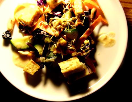 Salade de chou rouge, arachides et tofu, avec vinaigrette au tahini et citron