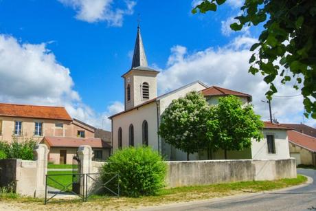 L'église Saint-Nicolas du village lorrain de Sanzey © French Moments